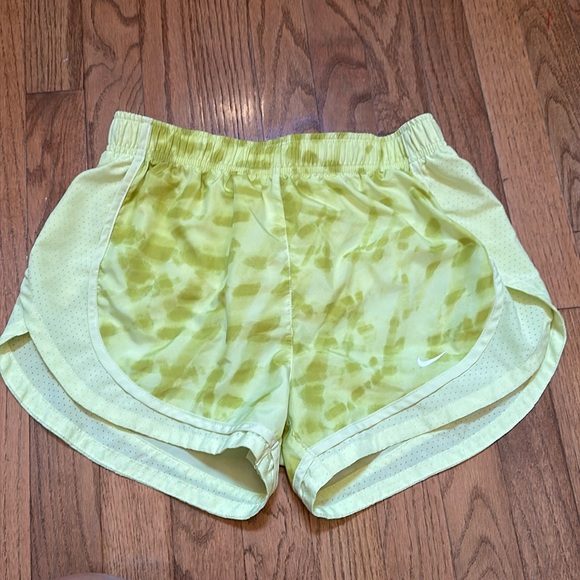 Nike small shorts light greenish yellow - Picture 1 of 3